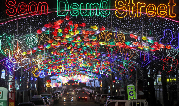 27일 강원 화천군 화천천에서 산천어축제가 개막한 가운데 화천읍 도심 선등거리에 다양한 조명이 환하게 켜져 있다. 2020.1.27  연합뉴스