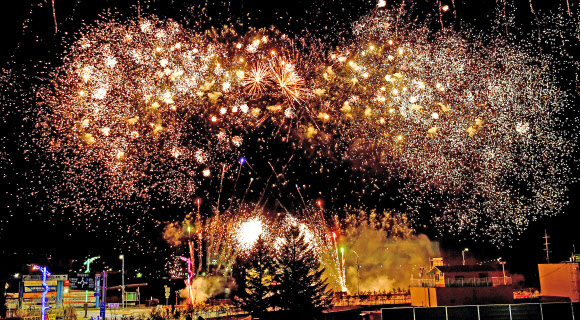 27일 오후 강원 화천군 화천천에서 산천어축제가 개막한 가운데 인근 화천읍 거리에 축하 불꽃쇼가 펼쳐지고 있다. 2020.1.27   화천군 제공
