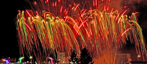 27일 오후 강원 화천군 화천천에서 산천어축제가 개막한 가운데 인근 화천읍 거리에 축하 불꽃쇼가 펼쳐지고 있다. 2020.1.27   화천군 제공