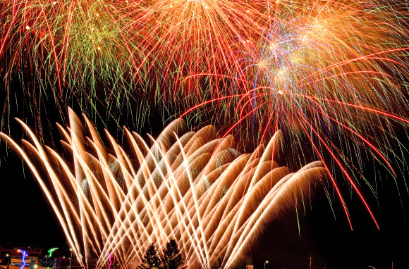 27일 오후 강원 화천군 화천천에서 산천어축제가 개막한 가운데 인근 화천읍 거리에 축하 불꽃쇼가 펼쳐지고 있다. 2020.1.27   화천군 제공