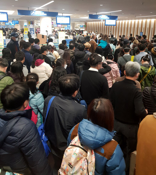 붐비는 인천공항 입국 검역대