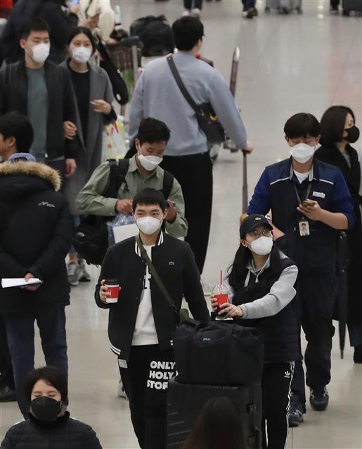 마스크 쓴 외국인 관광객들