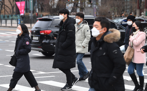신종코로나바이러스에 대한 시민들의 불안이 확산되고 있는 28일 서울 광화문 사거리에서 마스크를 착용한 시민들이 출근길 발걸음을 재촉하고 있다. 2020.1.28 오장환 기자 5zzang@seoul.co.kr