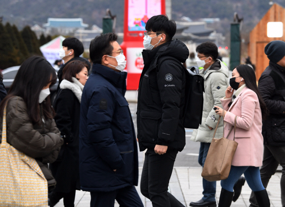 신종코로나바이러스에 대한 시민들의 불안이 확산되고 있는 28일 서울 광화문 사거리에서 마스크를 착용한 시민들이 출근길 발걸음을 재촉하고 있다. 2020.1.28 오장환 기자 5zzang@seoul.co.kr