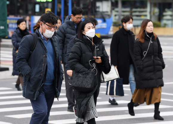 신종코로나바이러스에 대한 시민들의 불안이 확산되고 있는 28일 서울 광화문 사거리에서 마스크를 착용한 시민들이 출근길 발걸음을 재촉하고 있다. 2020.1.28 오장환 기자 5zzang@seoul.co.kr