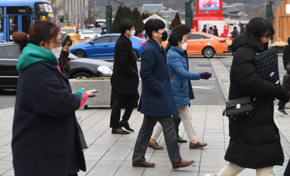 신종코로나바이러스에 대한 시민들의 불안이 확산되고 있는 28일 서울 광화문 사거리에서 마스크를 착용한 시민들이 출근길 발걸음을 재촉하고 있다. 2020.1.28 오장환 기자 5zzang@seoul.co.kr