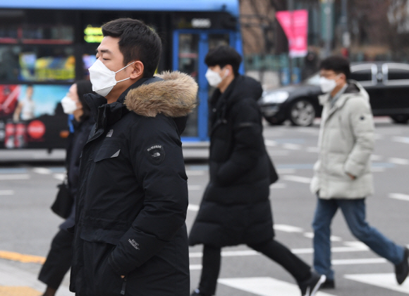 신종코로나바이러스에 대한 시민들의 불안이 확산되고 있는 28일 서울 광화문 사거리에서 마스크를 착용한 시민들이 출근길 발걸음을 재촉하고 있다. 2020.1.28 오장환 기자 5zzang@seoul.co.kr