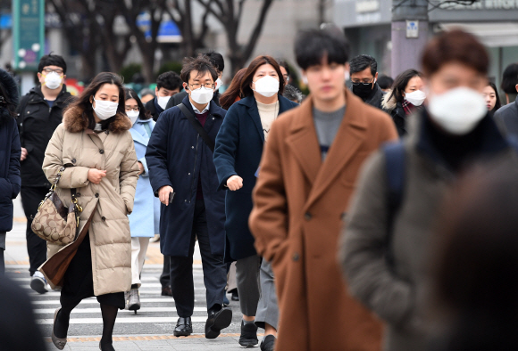 신종코로나바이러스에 대한 시민들의 불안이 확산되고 있는 28일 서울 광화문 사거리에서 마스크를 착용한 시민들이 출근길 발걸음을 재촉하고 있다. 2020.1.28 오장환 기자 5zzang@seoul.co.kr