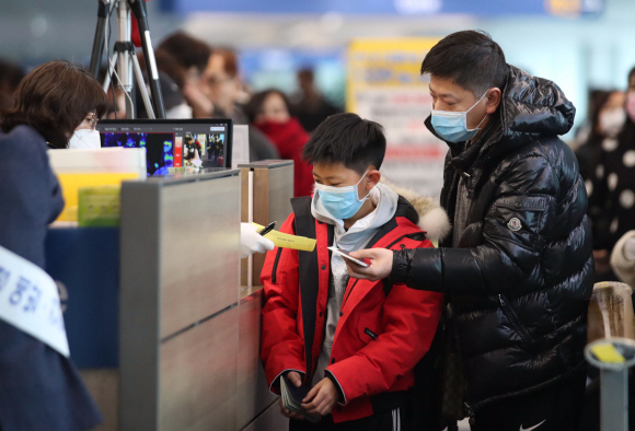 28일 오전 인천국제공항 1터미널 입국장에서 중국 톈진에서 입국한 사람들이 검역소에 건강상태질문서를 제출하고 있다. 질병관리본부는 신종 코로나 바이러스와 관련해 중국 전역을 검역대상 오염지역으로 지정하고 전체 입국자를 대상으로 검역과 건강상태질문서 제출을 의무화 했다. 2020. 1.28 박윤슬 기자 seul@seoul.co.kr