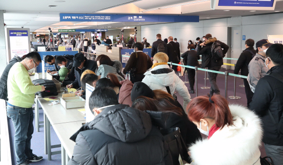 28일 오전 인천국제공항 1터미널 입국장에서 중국 톈진에서 입국한 사람들이 검역소에서 건강상태질문서를 작성하고 있다. 질병관리본부는 신종 코로나 바이러스와 관련해 중국 전역을 검역대상 오염지역으로 지정하고 전체 입국자를 대상으로 검역과 건강상태질문서 제출을 의무화 했다. 2020. 1.28 박윤슬 기자 seul@seoul.co.kr