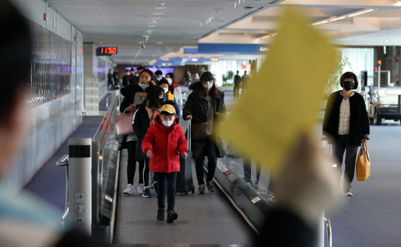 28일 오전 인천국제공항 1터미널 입국장에서 중국 상하이에서 입국한 사람들이 검역소에서 건강상태질문서 제출을 안내하고 있다. 질병관리본부는 신종 코로나 바이러스와 관련해 중국 전역을 검역대상 오염지역으로 지정하고 전체 입국자를 대상으로 검역과 건강상태질문서 제출을 의무화 했다. 2020. 1.28 박윤슬 기자 seul@seoul.co.kr