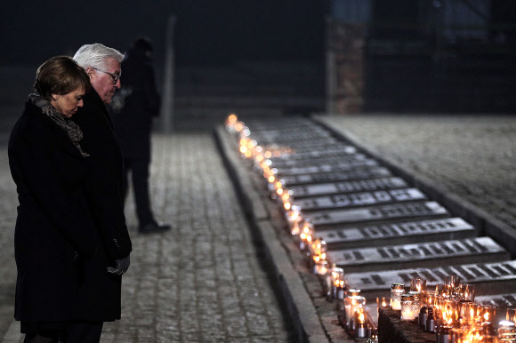 프랑크발터 슈타인마이어 독일 대통령 부부가 27일(현지시간) 폴란드 오시비엥침에서 열린 아우슈비츠 비르케나우 강제수용소 해방 75주년 기념식 촛불 점등식에 참석해 희생자들을 추모하고 있다. 오시비엥침 EPA 연합