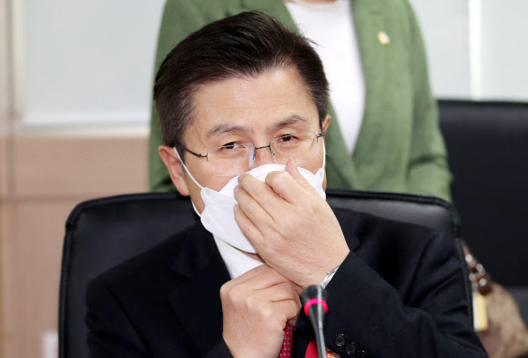 29일 경기도 과천 서울특별시 보건환경연구원에서 신종 코로나바이러스 대책 TF 현장을 방문한 자유한국당 황교안 대표가 마스크를 착용하고 있다. 2020.1.29  연합뉴스