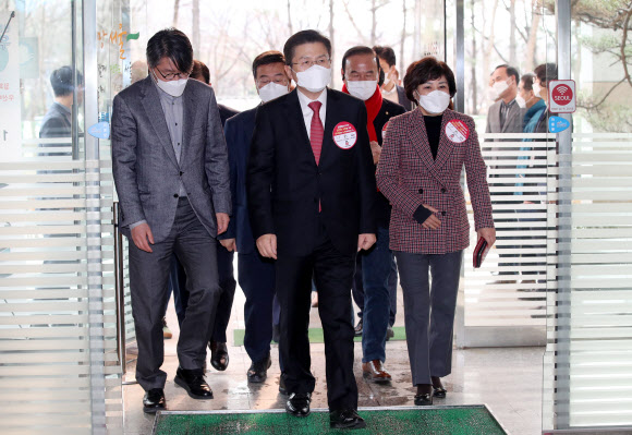 29일 경기도 과천 서울특별시 보건환경연구원에서 신종 코로나바이러스 대책 TF 현장을 방문한 자유한국당 황교안 대표가 마스크를 착용한 채 회의실로 이동하고 있다. 2020.1.29  연합뉴스