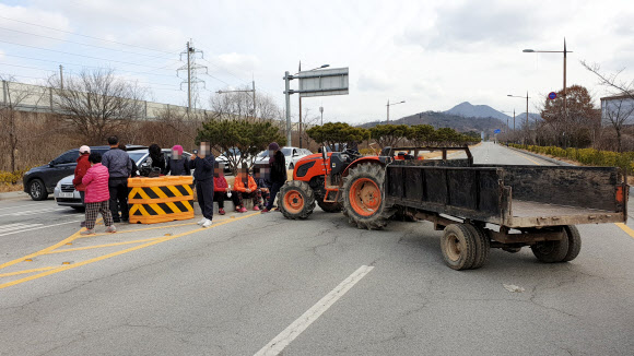 정부가 충남 아산과 충북 진천 공무원 교육시설에 우한 교민을 격리수용 할 것으로 알려진 29일, 아산 주민들이 농기계로 경찰인재개발원 진입로를 가로막고 있다. 2020.1.29  연합뉴스