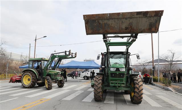 29일 오후 중국 우한시에 있는 교민들의 격리 시설로 알려진 충남 아산 경찰인재개발원 입구에서 주민들이 트랙터로 길을 막고 차량 진입을 통제하고 있다. 2020.1.29 뉴스1