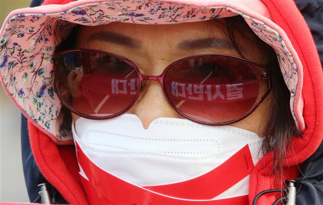 29일 오후 충남 아산 경찰인재개발원 정문 앞에서 아산 주민들이 경찰인재개발원 수용 반대하는 집회를 앞두고 수용 반대 머리끈을 들고 있다. 정부는 아산 경찰인재개발원과 충북 진천 국가공무원인재개발원 시설에 우한 교민을 격리 수용하는 것으로 알렸다. 2020.1.29 뉴스1