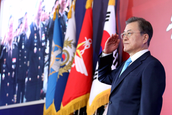 29일 오후 청와대 영빈관에서 열린 군 준장 진급자에 대한 삼정검 수여식에서 문재인대통령이 진급자들의 진급신고를 받으며 거수경례 하고 있다. 2020. 1.29 도준석 기자pado@seoul.co.kr