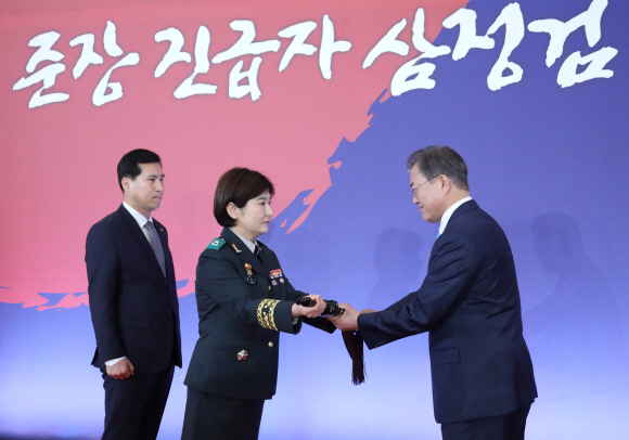29일 오후 청와대 영빈관에서 열린 군 준장 진급자에 대한 삼정검 수여식에서 문재인대통령이 정의숙 육군간호사관학교장에게 삼정검을 수여하고 있다. 2020. 1.29 도준석 기자pado@seoul.co.kr