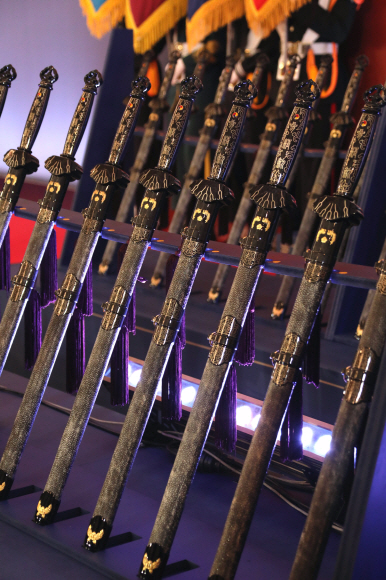 29일 오후 청와대 영빈관에서 열린 군 준장 진급자에 대한 삼정검 수여식에서 진급장군들에게 주어질 삼정검이 놓여져 있다. 2020. 1.29 도준석 기자pado@seoul.co.kr