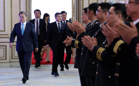 29일 오후 청와대 영빈관에서 열린 군 준장 진급자에 대한 삼정검 수여식에서 문재인대통령이 입장하고 있다. 2020. 1.29 도준석 기자pado@seoul.co.kr