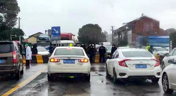 29일 중국 후베이성의 우한시로 이어지는 도로에 인근 현지 주민들이 ‘자경대’를 조직해 차량 통행을 막고 있다. 2019.1.29  후베이성 교민 제공