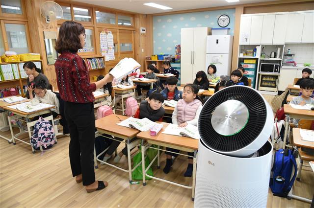 LG가 기증한 공기청정기가 설치된 경기 파주의 한 초등학교 교실에서 학생들이 수업을 받고 있는 모습.  LG 제공