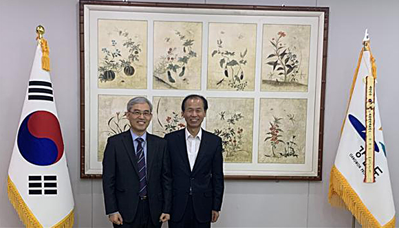 임춘택(왼쪽) 한국에너지평가원장과 최문순(오른쪽) 강원도지사가 기념촬영을 하고 있다.
