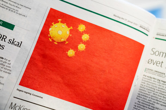 덴마크 일간지 윌란스포스텐의 27일(현지시간) 지면에 신종 코로나바이러스 감염증 확산을 풍자하기 위해 중국 국기를 소재로 그린 만평이 실려 있다. 코펜하겐 로이터 연합뉴스