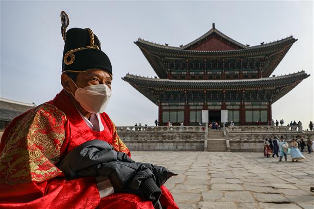신종 코로나바이러스 감염증에 대한 우려가 커지는 가운데 29일 마스크를 착용하고 경복궁을 찾은 관광객 모습. 뉴스1