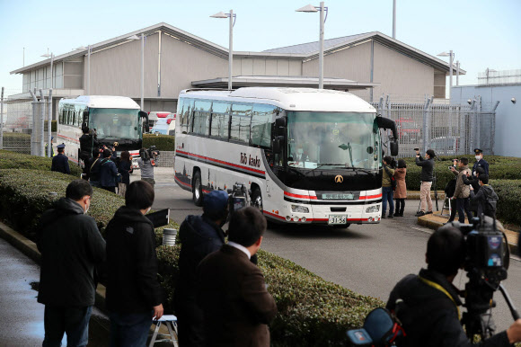 29일 우한에서 출발한 전세기 편으로 도쿄 하네다 공항에 도착한 일본 국민들이 전세 버스를 타고 의료시설로 이동하는 모습. 도쿄 AFP 연합뉴스