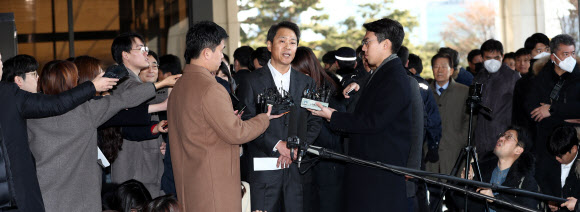 취재진 질문에 답하는 임종석 전 청와대 비서실장