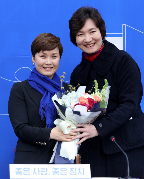 꽃다발 받은 우생순 임오경 전 핸드볼국가대표