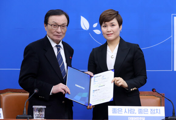 입당원서 전달받는 민주당 이해찬 대표