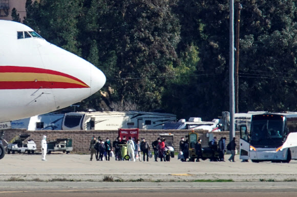 전세기편으로 귀국하는 우한 거주 미국인들