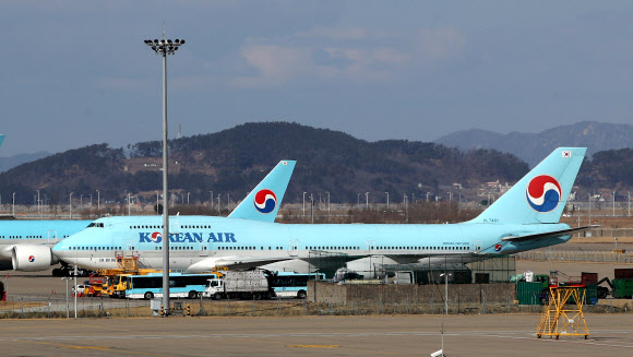 중국 우한 거주 한국 교민 수송을 위한 전세기 운항 일정이 지연된 가운데 30일 오후 인천국제공항 대한항공 계류장에서 우한행 전세기로 추정되는 KE9883-HL7461편이 대기하고 있다. 2020.1.30  연합뉴스