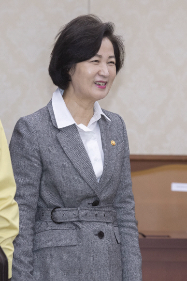 추미애 법무부 장관이 30일 오전 정부 서울 청사에서 열린 신종 코로나바이러스 감염증 대응 종합 점검회의에 참석하고 있다. 추미애 장관은 민방위복을 착용하지 안은 채 참석했다. 뒤늦게 복장을 갖춰 입고 다시 참석했다. 2020.1.30. 도준석 기자 pado@seoul.co.kr