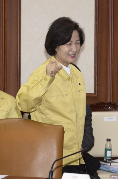 추미애 법무부 장관이 30일 오전 정부 서울 청사에서 열린 신종 코로나바이러스 감염증 대응 종합 점검회의에 참석하고 있다. 추미애 장관은 민방위복을 착용하지 안은 채 참석했다. 뒤늦게 복장을 갖춰 입고 다시 참석했다. 2020.1.30. 도준석 기자 pado@seoul.co.kr