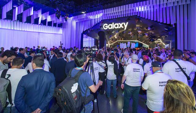 지난해 8월 7일(현지시간) 미국 뉴욕 바클레이스 센터에서 열린 ‘삼성 갤럭시 언팩 2019’에서 관람객이 제품을 살펴보고 있다. 삼성전자 제공