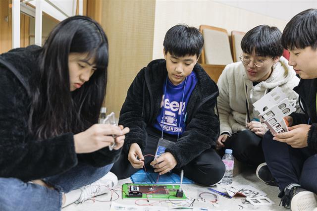 ‘상상이상 사이언스 겨울캠프’에 참가한 중학생들이 사물인터넷(IoT) 기술을 활용한 스마트하우스를 만들고 있다.  포스코 제공
