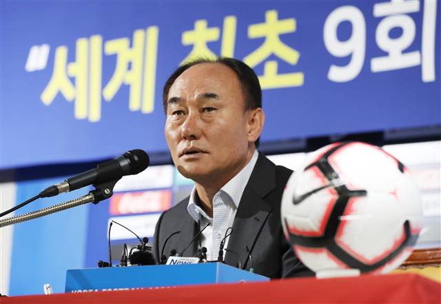 2020 아시아축구연맹(AFC) U23 챔피언십 전승 우승으로 9회 연속 올림픽 진출을 이끈 김학범 감독이 30일 서울 신문로 축구회관에서 열린 기자회견 도중 취재진의 질문에 대답하고 있다. 뉴스1