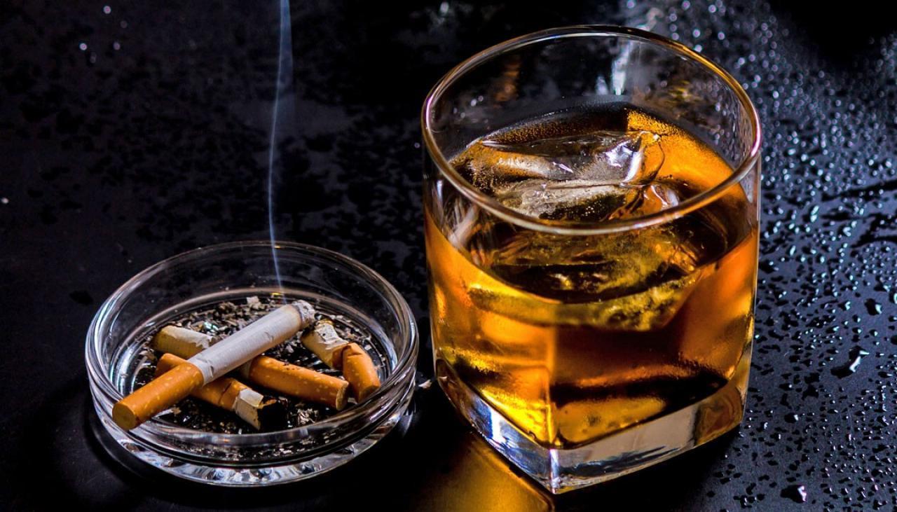 매일 흡연하거나 음주할 경우 뇌 나이 확 늙는다  조금씩이라도 매일 술을 마시거나 담배를 피울 경우 뇌 나이는 비흡연자, 비음주자보다 7~10년 이상 더 빠르게 늙는다.<br><br>픽사베이 제공