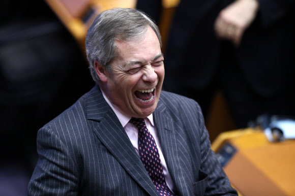 유럽의회 의원인 나이절 패라지 영국 브렉시트당 대표가 개표 상황을 보며 크게 웃고 있다. 브뤼셀 신화 연합뉴스