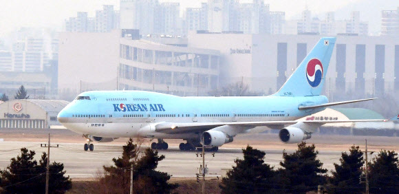 활주로 착륙하는 전세기