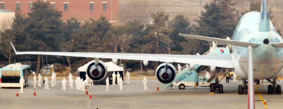 전세기에서 내리는 관계자들