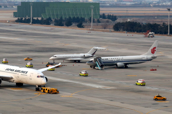 활주로 향하는 구급차량
