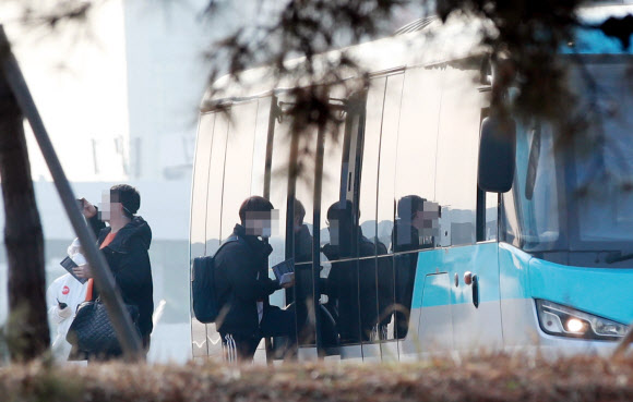 버스에 탑승하는 우한 교민들