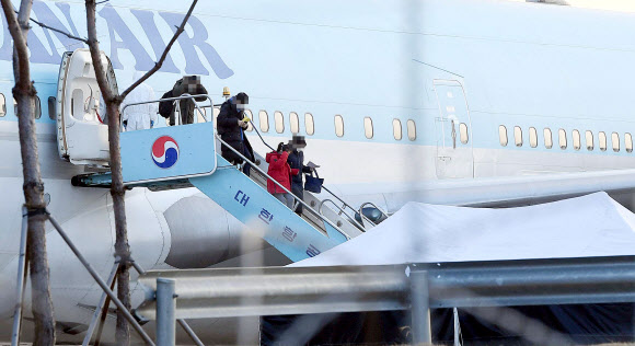 김포공항 도착한 우한 교민들