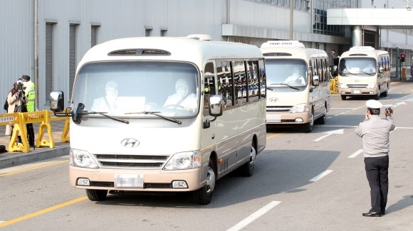중국 우한에서 온 교민들이 31일 버스를 타고 김포공항에서 격리 장소로 출발하고 있다. 연합뉴스