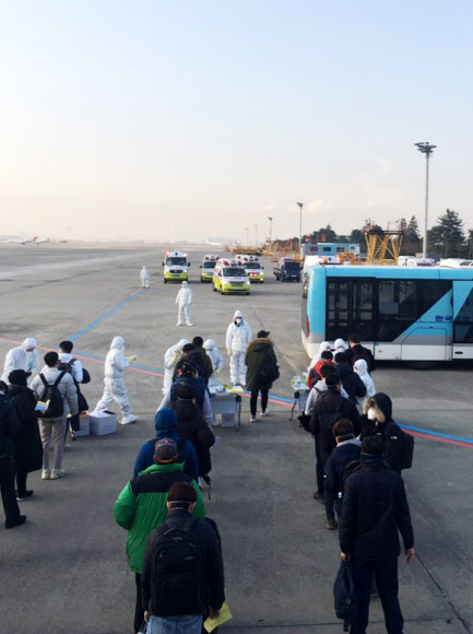 버스로 이동하는 우한 교민들